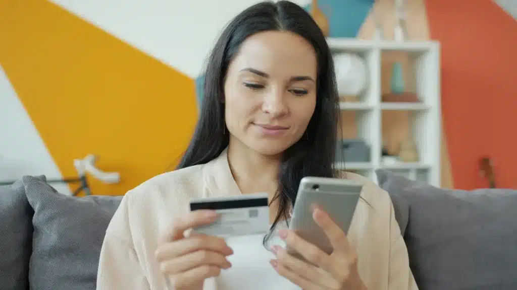 Mujer usando tarjeta de crédito - revolving - ApudActa.com