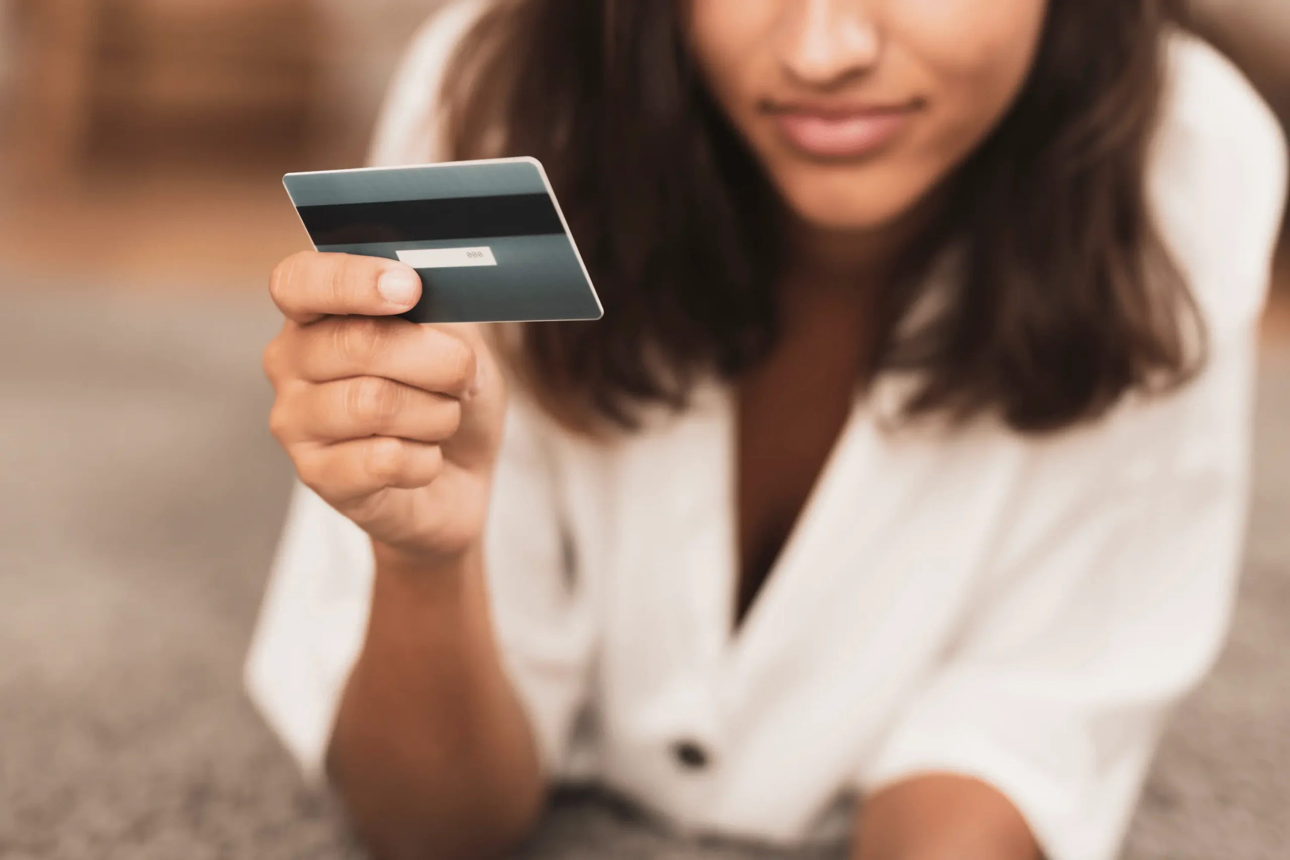 Mujer usando tarjeta de crédito - revolving pass - ApudActa.com