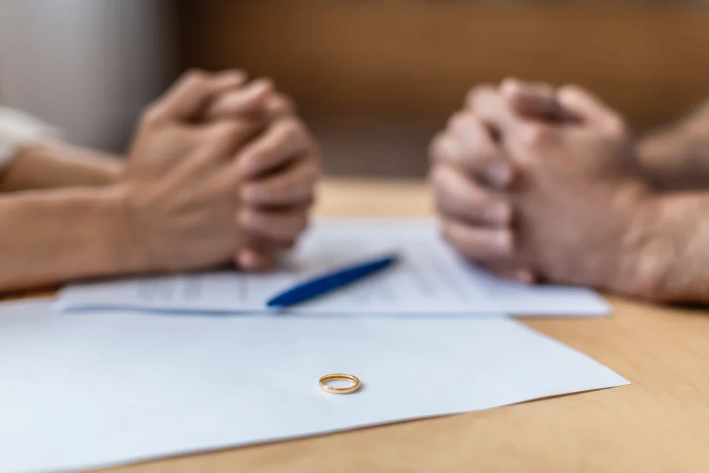 Pareja divorciándose - BEPI - apudacta.com