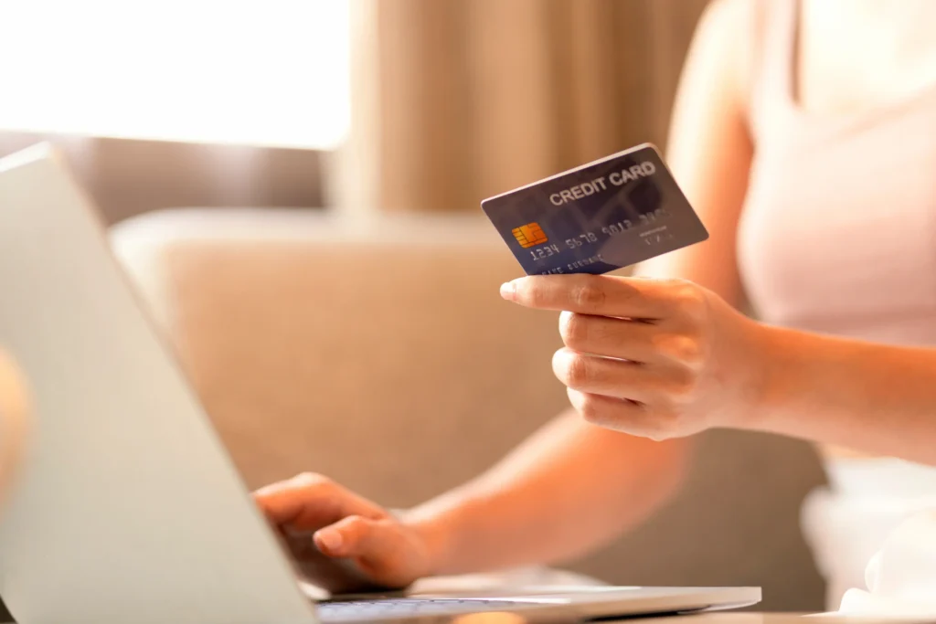 Mujer usando tarjeta de crédito - Murcia - ApudActa.com