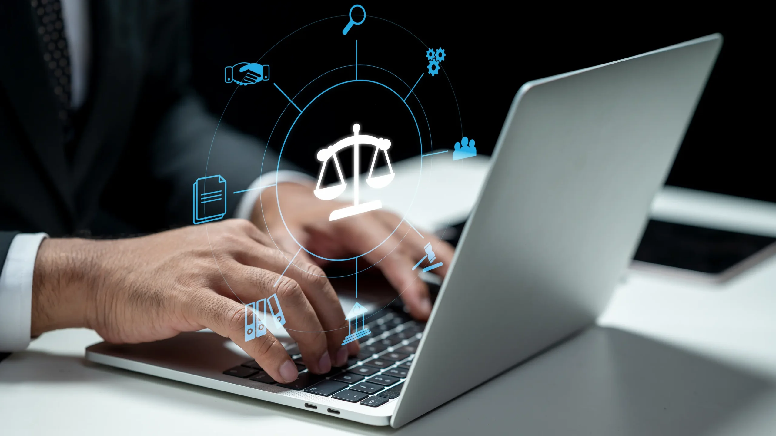 Abogado usando herramientas digitales - Ley Orgánica 1 2025 - apudacta.com