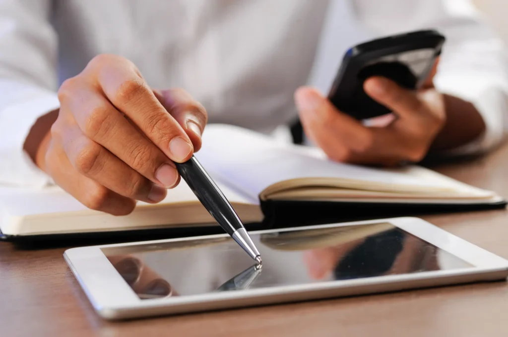 Persona firmando digitalemente - validez legal - ApudActa.com