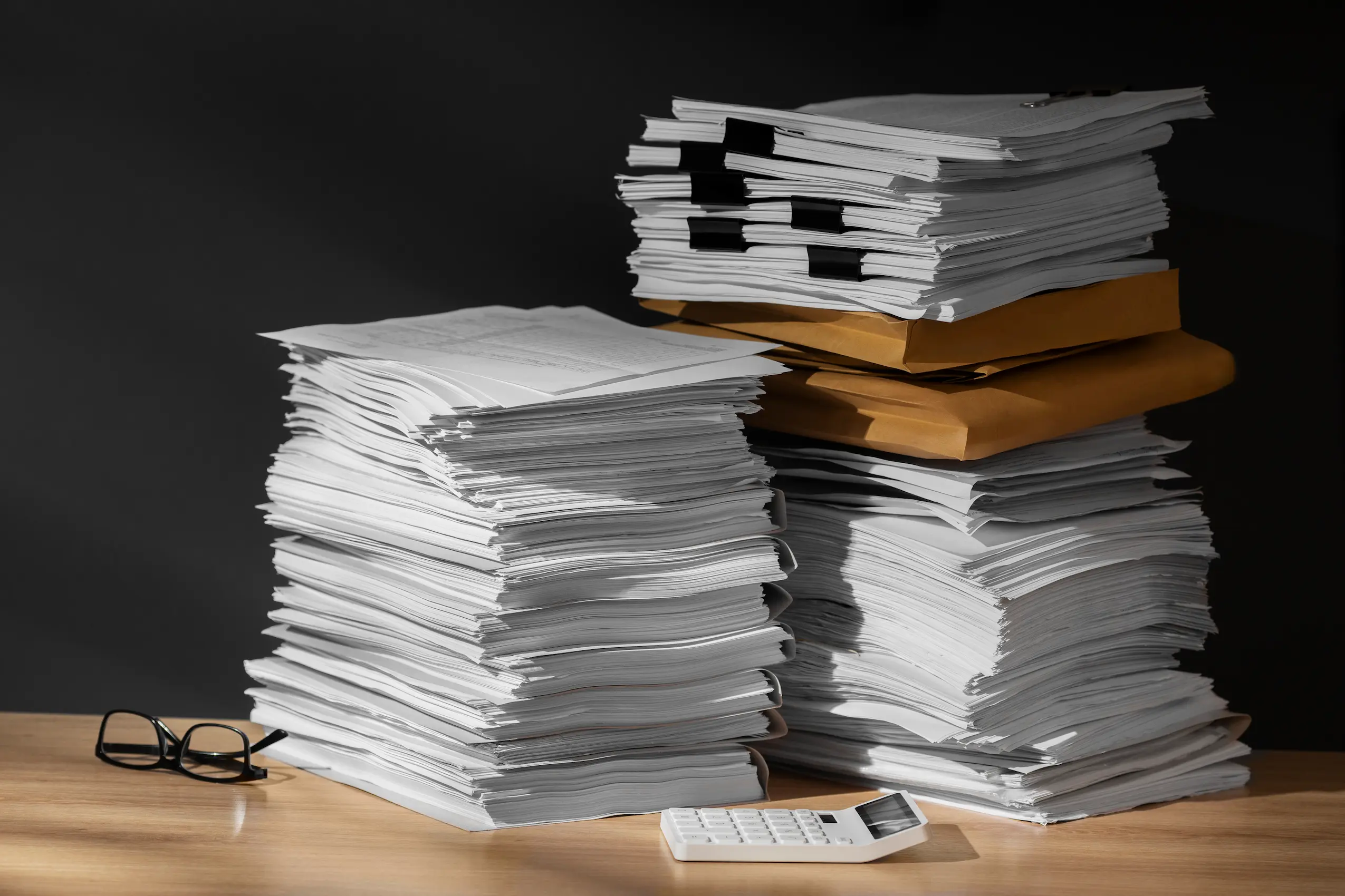 Pila de documentos - correo electrónico - ApudActa.com