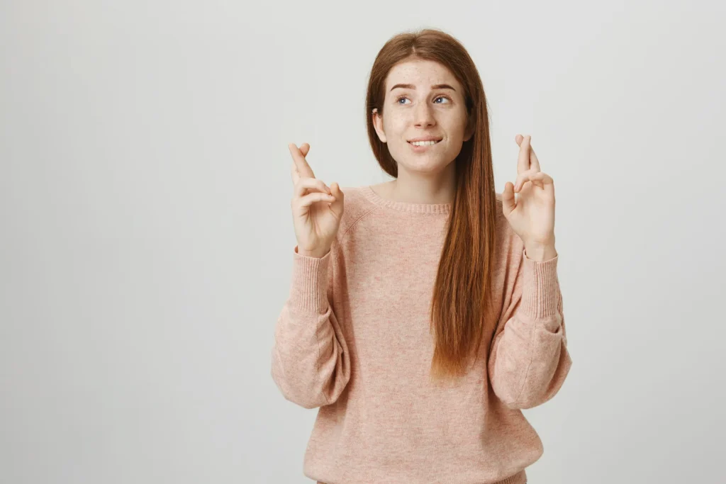 Chica con los dedos cruzados - concurso sin masa - ApudActa.com